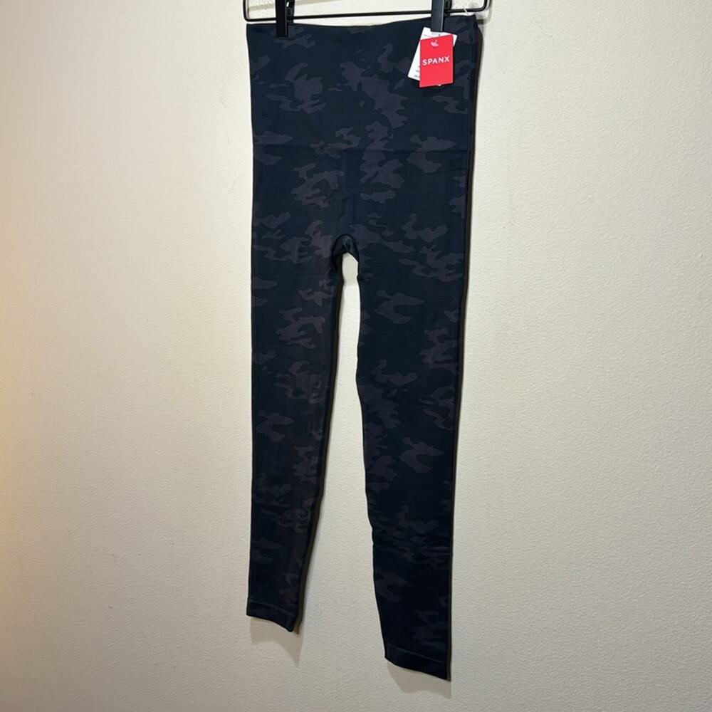 SPANX Look at Me Now High-Waisted Seamless Leggings - Black Camo L - Picture 2 of 6